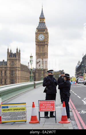 Londres, Royaume-Uni. 5 novembre, 2014. Agents de la Police métropolitaine de Londres bloquer un côté de Westminster Bridge en exécutant une opération de sécurité de routine pour essayer de perturber et de décourager les activités terroristes à Londres. Les agents de police arrêté les voitures sur le pont et mis en doute les occupants pendant plusieurs heures. Banque D'Images