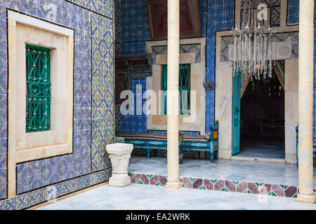 Cour intérieure d'une maison arabe du 19ème siècle riche dans le Musée Dar Essid à Sousse, Tunisie. Banque D'Images