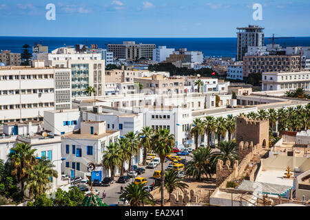 Vue sur Sousse vers la mer Méditerranée de la tour du Musée Dar Essid. Banque D'Images