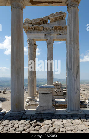 Voir a travers l'Amérique du portique du temple de Trajan, sur la partie supérieure de l'ancienne Acropole Pergame jour moderne Bergama, Turquie. L Banque D'Images