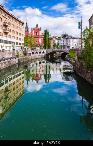 Ljubljana triple pont et l'église franciscaine de l'annonciation reflète dans la rivière Ljubljanica, Ljubljana, Slovénie Banque D'Images