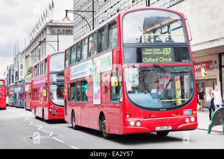 Bus à impériale rouge sur Oxford Street, Londres, Angleterre, Royaume-Uni, Europe Banque D'Images