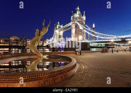 Vue depuis la jetée de St Katherine de Tower Bridge et le Shard Building, Londres, Angleterre, Royaume-Uni, Europe Banque D'Images