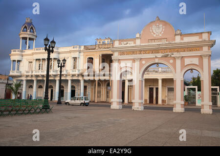 L'Arc de Truimph et Casa de la Cultura Benjamin Duarte, l'ancien Palacio de Ferrer, Parque Marta, Cienfuegos, Cuba Banque D'Images