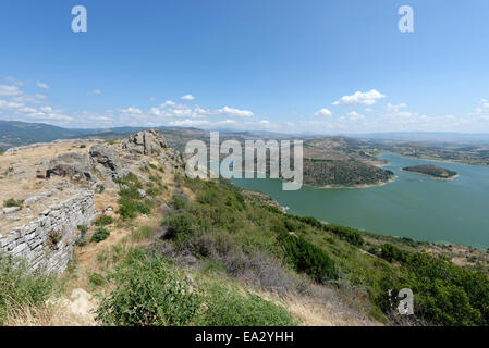 Vue panoramique sur le paysage environnant de la partie supérieure de l'ancienne Acropole Pergame jour moderne Bergama, Turquie. Banque D'Images