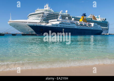 Les navires de croisière et le débarquement des passagers, vu d'une plage de sable blanc, le terminal de croisière, Grand Turk, Îles Turques et Caïques Banque D'Images