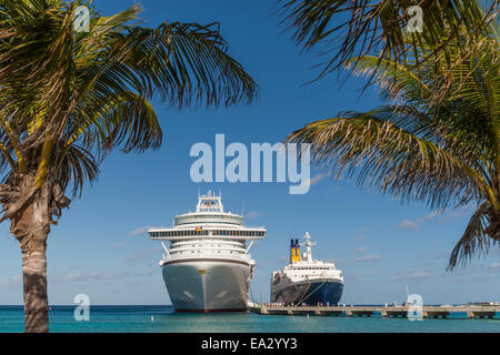 Les navires de croisière et le débarquement des passagers, vus à travers les palmiers, Grand Turk, Turks et Caicos, Caraïbes, Antilles Banque D'Images