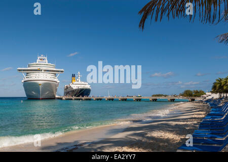 Les navires de croisière et le débarquement des passagers, vu depuis le terminal des croisières, plage Grand Turk, Turks et Caicos, West Indies Banque D'Images