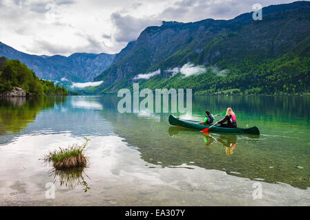 La mère et le fils du canoë sur le lac de Bohinj, parc national du Triglav, Alpes Juliennes, en Slovénie, Europe Banque D'Images