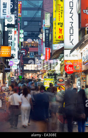 Neon éclairage des rues de Myeong-dong, Séoul, Corée du Sud, Asie Banque D'Images