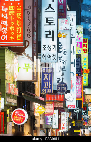 Neon éclairage des rues de Myeong-dong, Séoul, Corée du Sud, Asie Banque D'Images