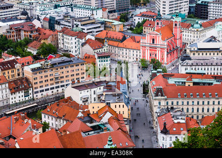 L'église franciscaine de l'Annonciation à la place Preseren, vu depuis le château de Ljubljana à Ljubljana Vieille Ville, Slovénie, Europe Banque D'Images