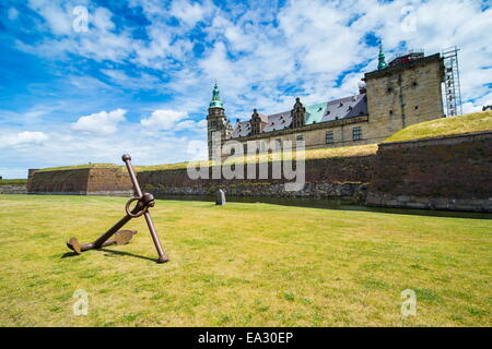 Vieux énorme ancre en face de Kronborg château renaissance, UNESCO World Heritage Site, Helsingor, Danemark, Scandinavie, Europe Banque D'Images