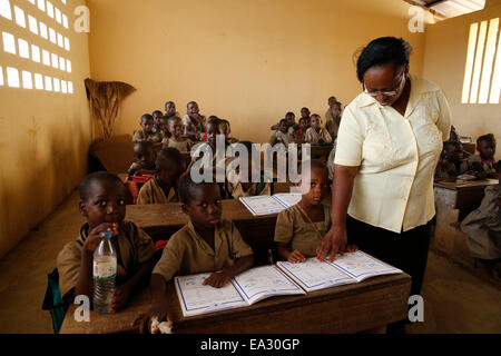 Les élèves d'une classe, l'école primaire de l'Afrique, Lomé, Togo, Afrique de l'Ouest, l'Afrique Banque D'Images
