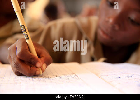 La prise de notes de l'élève dans une classe de français dans l'école primaire de l'Afrique, Lomé, Togo, Afrique de l'Ouest, l'Afrique Banque D'Images