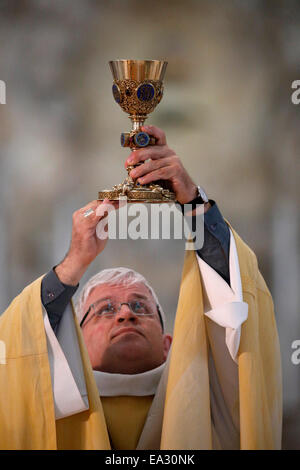 De l'élévation du calice, célébration eucharistique, la cathédrale d'Amiens, Somme, France, Europe Banque D'Images