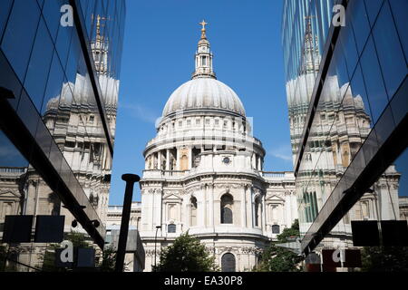 Dôme de la Cathédrale St Paul compte dans Windows Office, Londres, Angleterre, Royaume-Uni, Europe Banque D'Images