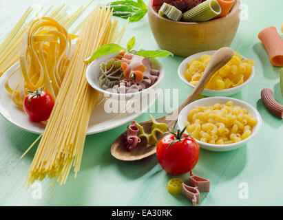 Différents types de pâtes sur une table en bois Banque D'Images