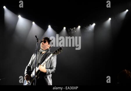 Berlin, Allemagne. 05Th Nov, 2014. Le chanteur Lenny Kravitz fonctionne à O2 World à Berlin, Allemagne, 05 novembre 2014. Photo : BRITTA PEDERSEN/dpa ATTENTION : Editorial n'utiliser que dans le cadre de la tournée allemande Kravitz/dpa/Alamy Live News Banque D'Images