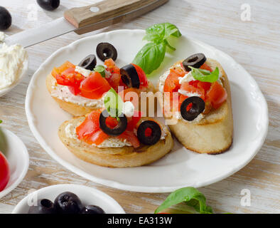 Bruschetta à la tomate fraîche, les olives et le basilic. Selective focus Banque D'Images