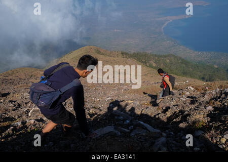 Les gens descendent du sommet du volcan du mont Lewotolok, sur l'île de Lembata, à Nusa Tenggara, en Indonésie. Banque D'Images