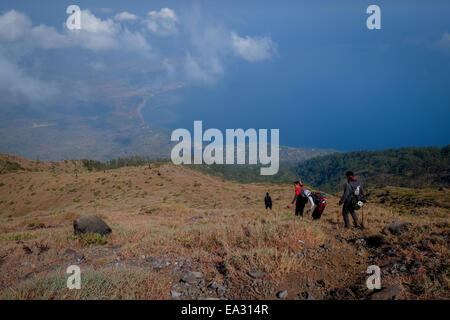 Les gens descendent du sommet du volcan du mont Lewotolok, sur l'île de Lembata, à Nusa Tenggara, en Indonésie. Banque D'Images