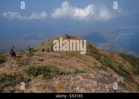 Les gens descendent du sommet du volcan du mont Lewotolok, sur l'île de Lembata, à Nusa Tenggara, en Indonésie. Banque D'Images