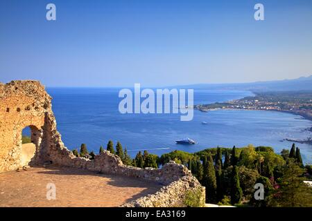 Vue depuis le théâtre grec avec l'Etna et la côte en arrière-plan, Taormina, Sicile, Italie, Méditerranée, Europe Banque D'Images