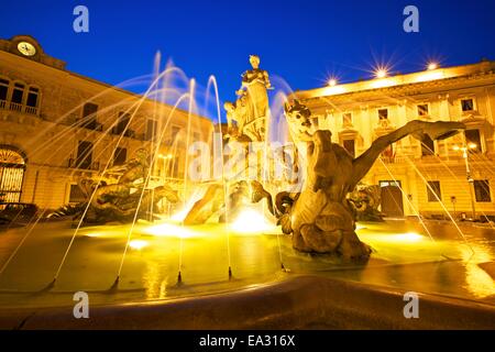 Fontaine de Diane, Ortigia, Syracuse, Sicile, Italie, Europe Banque D'Images