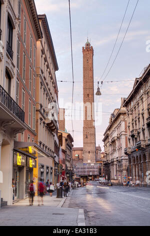 Les tours d'Asinelli et Garisenda à Bologne, UNESCO World Heritage Site, Emilie-Romagne, Italie, Europe Banque D'Images