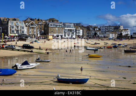 Bateaux dans le port de St Ives, à marée basse, St Ives, Cornwall, Angleterre, Royaume-Uni, Europe Banque D'Images