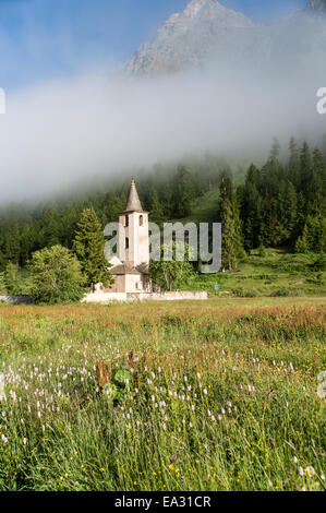 Église de Sils-Baselgia au Lac de Sils en été, Suisse | Kirche von Sils-Baseglia suis Silser Voir im Sommer, Schweiz Banque D'Images