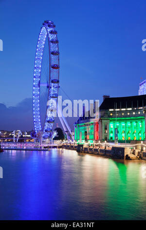 Roue du millénaire (London Eye), ancien du County Hall, London Aquarium, Tamise, South Bank, Londres, Angleterre, Royaume-Uni Banque D'Images