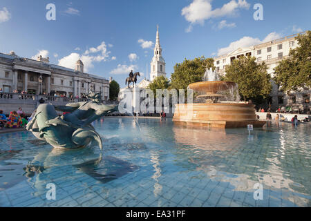 Fontaine avec statue George IV, National Gallery et St Martin-in-the-Fields church, Trafalgar Square, London, England, UK Banque D'Images