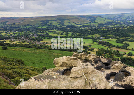 Village de l'espoir pointe Bamford sous un nuage en été, Dark Peak, Peak District, Derbyshire, Angleterre, Royaume-Uni Banque D'Images