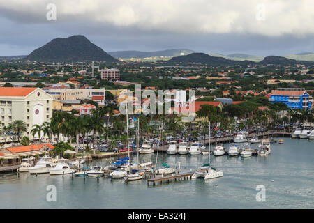 Oranjestad sous un ciel élevé, vue depuis le terminal de croisière, Oranjestad, Aruba, Antilles, Antilles, Caraïbes Banque D'Images