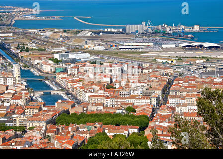 Port et la ville, Sète, Hérault, Languedoc-Roussillon, France, Europe Banque D'Images