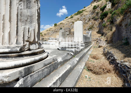 Temple de Dionysos ou Caracalla sur l'extrémité nord de l'Acropole, le théâtre d'une terrasse. Pergame anciens jour moderne Bergama, Turquie. Banque D'Images