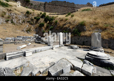 Temple de Dionysos ou Caracalla sur l'extrémité nord de l'Acropole, le théâtre d'une terrasse. Pergame anciens jour moderne Bergama, Turquie. Banque D'Images