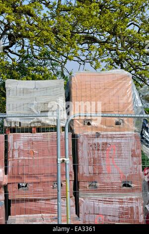 Des tas de briques sur chantier Banque D'Images