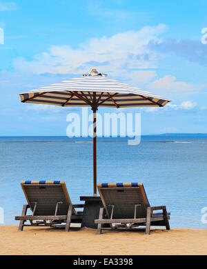 Chaises longues au bord de la plage Banque D'Images