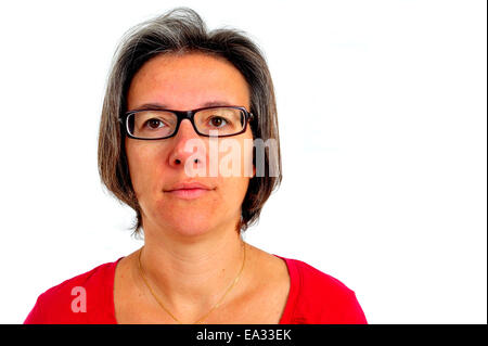 Une femme en rouge t shirt sur smartphone en studio Banque D'Images