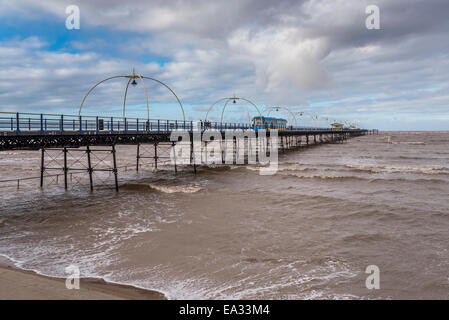 Jetée de Southport avec exceptionnellement la marée en remplissage à marée haute la plage. Banque D'Images