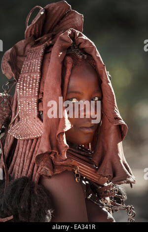 Jeune femme Himba, Kaokoland, Namibie, Afrique Banque D'Images