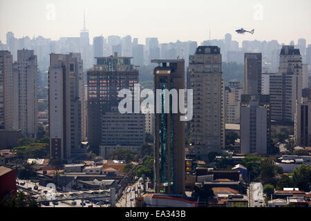 Vue sur les gratte-ciel, embouteillage et d'hélicoptère à Sao Paulo, Brésil, Amérique du Sud Banque D'Images