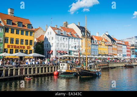 Bateaux de pêche au bord de l'eau du 17ème siècle, Nyhavn, Copenhague, Danemark, Scandinavie, Europe Banque D'Images