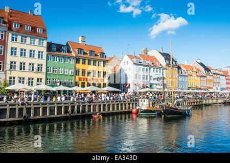 Bateaux de pêche au bord de l'eau du 17ème siècle, Nyhavn, Copenhague, Danemark, Scandinavie, Europe Banque D'Images