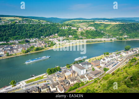 Bateau de croisière passe St Goarshausen sur le Rhin, gorges du Rhin, Site du patrimoine mondial de l'UNESCO, l'Allemagne, de l'Europe Banque D'Images