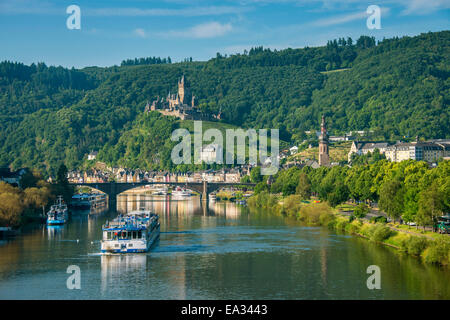 Bateau de croisière passe le château de Cochem, Cochem, vallée de la Moselle, Rhénanie-Palatinat, Allemagne, Europe Banque D'Images