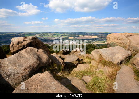 Pierre meulière rochers à la surprise de la vue donnant sur Otley Chevin, West Yorkshire, Yorkshire, Angleterre, Royaume-Uni Banque D'Images